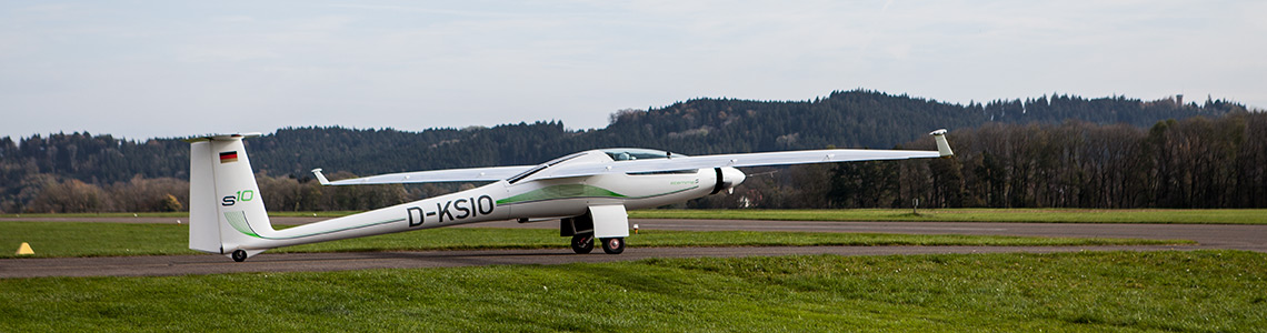 Motorsegler D-KSIO auf dem Flugplatz im Lahn-Dill-Kreis nahe dem Ferienhaus Scheldequelle in Eschenburg